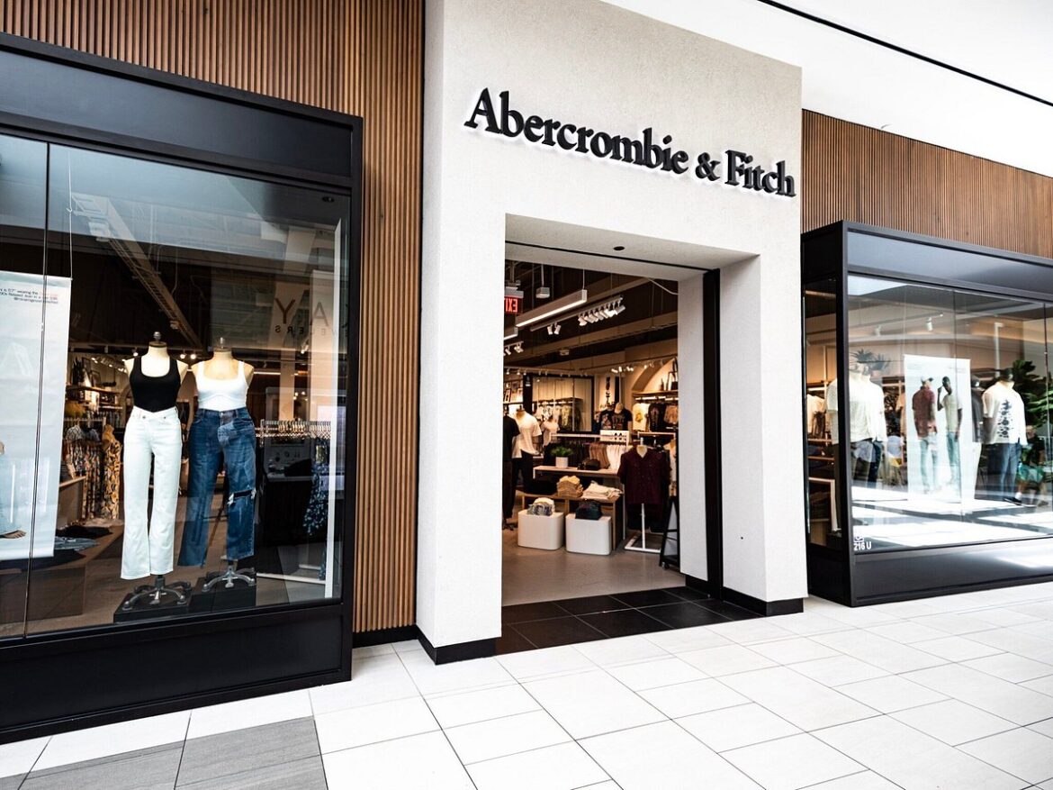 The former CEO of fashion giant Abercrombie & Fitch (A&F) and his British partner have been arrested and are facing sex trafficking charges.
